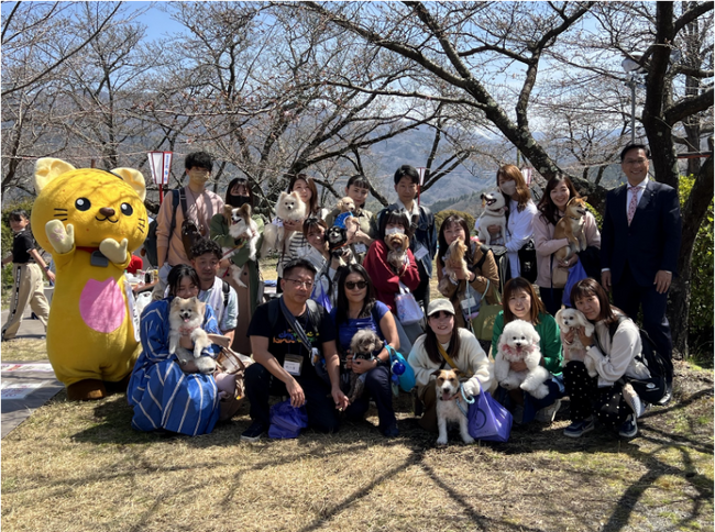 さくら祭り会場にて、アンバサダーの皆様と富士川町の望月利樹町長、 公式ご当地キャラクター「ゆずにゃん」と記念撮影。