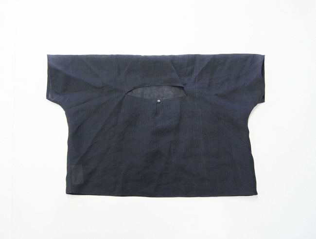 一カ所を掴むと平面になり畳める貫頭衣プルオーバー 一カ所を掴むと平面になり畳める貫頭衣プルオーバー