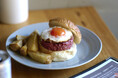 早朝5時オープンのハンバーガー屋。12月10日から『焼かないハンバーガー』を販売開始。