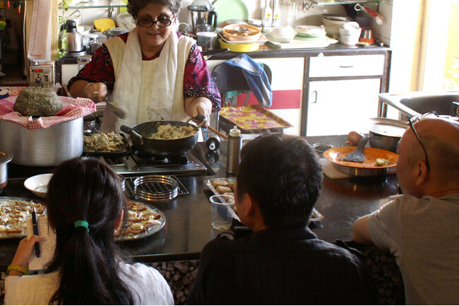 インドで家庭料理を学んでいる様子