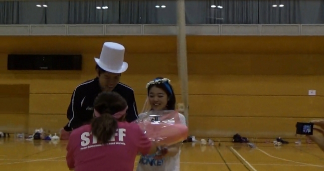 ▲スタッフも花束でお二人を祝福