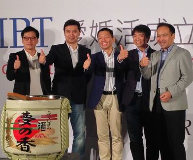 写真中央が石坂 茂IBJ代表取締役社長、右から2人目が中本 哲宏台湾子会社「IBT」董事長、左から2人目が合弁先のサンファンインフォ社代表の張 家銘氏。