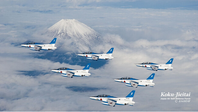 ブルーインパルス展示飛行　※航空自衛隊HPより