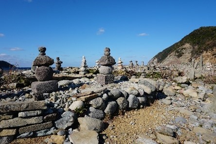 日本遺産に認定された日島の石塔群