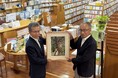 【長崎県・新上五島町】町立奈良尾図書館で山本二三が描いた『奈良尾神社のアコウ樹』を常設展示へ