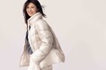 フリーアナウンサー・エッセイスト 雨宮塔子さんが着る、ドゥクラッセの「つやAirダウン」。重さわずか445gの「体感ゼロ」アウターが発売！