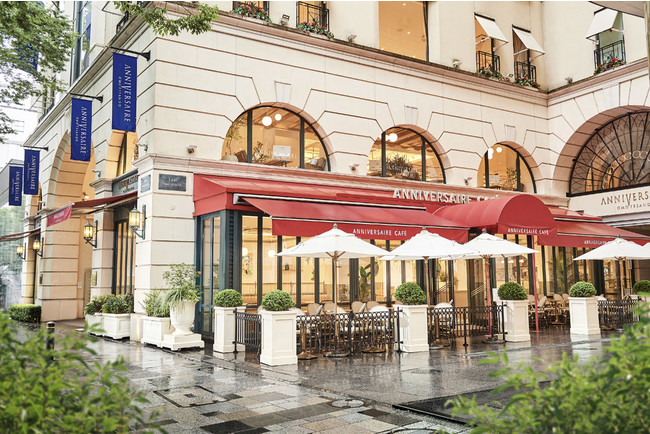 都会のメインストリートに面したカフェ 都会のメインストリートに面したカフェ