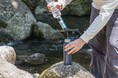「その備蓄水、手洗いにも使いますか？」飲む水を残すための「生活用水は現地で確保」という考え方を提案。SONAERU 携帯淨水器 3Lウォーターバッグ付き9点セット。