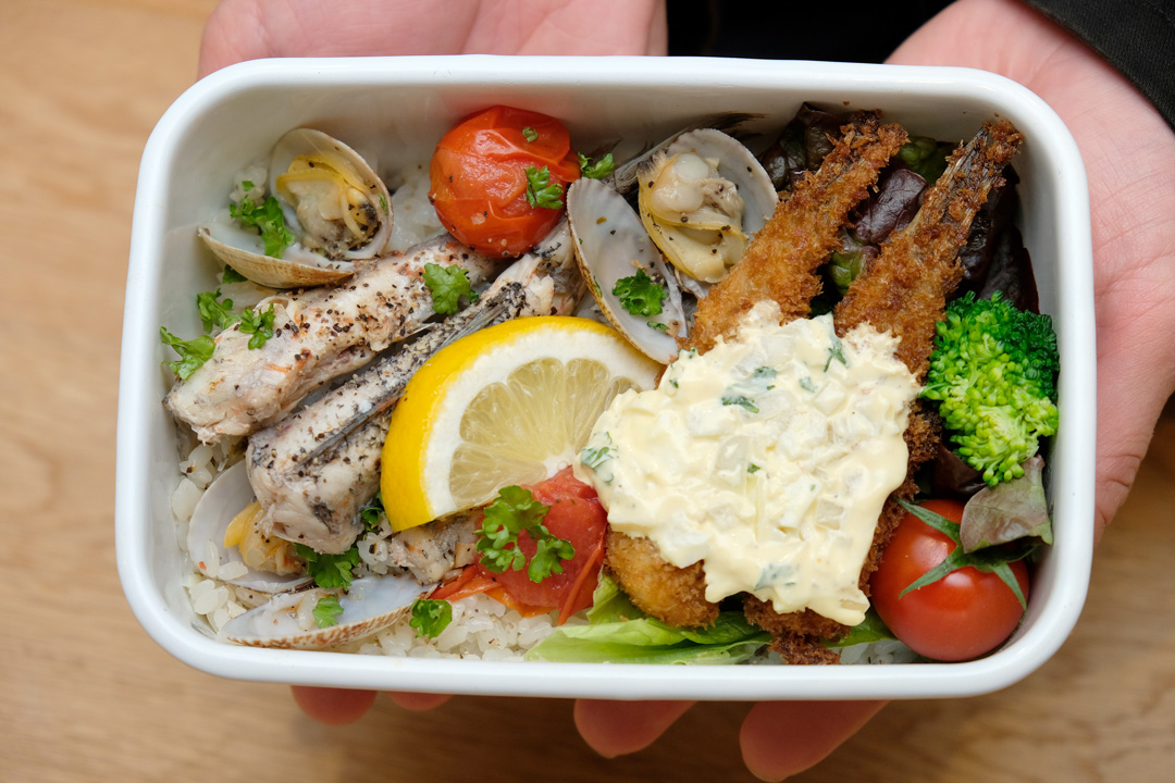深海魚でまちおこし 未利用魚を活用して食品ロス軽減へ／産学官×企業のコラボ 17人の工務店スタッフがそれぞれ深海魚弁当を考案／「ハンバーグ」や「グラタン」など 深...
