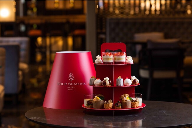 クリスマスカラーの真っ赤なロゴ入りボックスに入ったセット クリスマスカラーの真っ赤なロゴ入りボックスに入ったセット