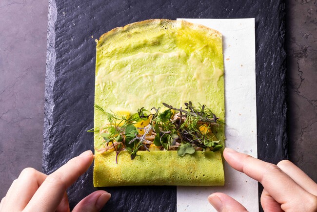 温前菜:「手づかみで味わう九条ネギのクレープ 鴨のコンフィ」 温前菜:「手づかみで味わう九条ネギのクレープ 鴨のコンフィ」