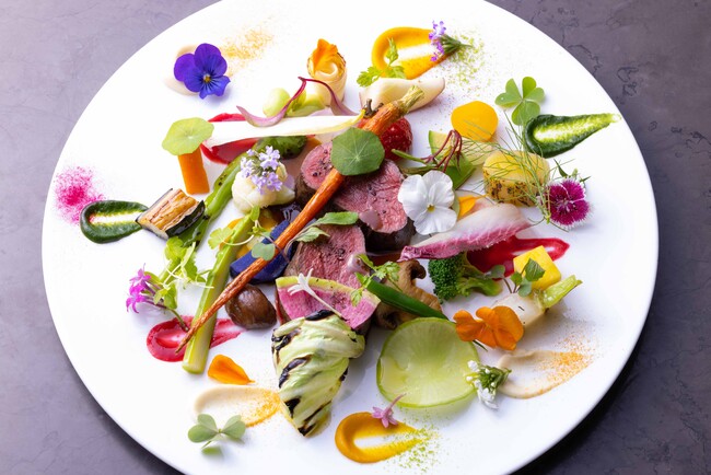 肉料理:国産鹿のロースト 40種以上のハーブと季節野菜 肉料理:国産鹿のロースト 40種以上のハーブと季節野菜