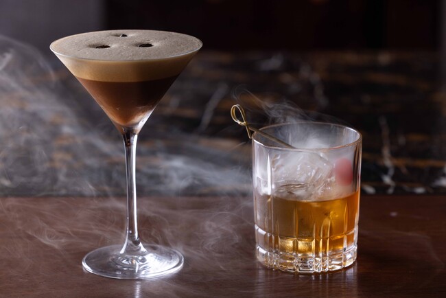 エスプレッソマティーニ(左)とスモーキーオールドファッション(右) エスプレッソマティーニ(左)とスモーキーオールドファッション(右)