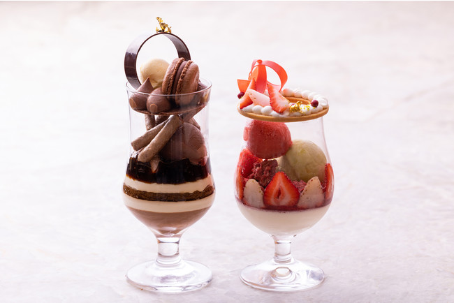 （左）チョコレートティラミスパフェ　（右）あまおうと淡雪のストロベリーパフェ