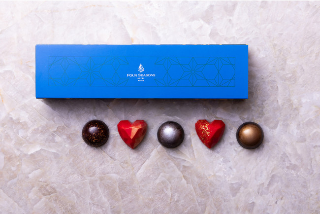 左から、バニラキャラメルグアナラビターチョコレート、ラズベリーコアントローニアンボビターチョコレート、日本酒 アルパコビターチョコレート、オレンジカンパリジヴァララクテミルクチョコレート、くるみドゥルセブロンドチョコレート