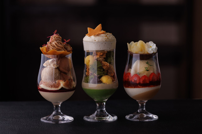 左から、ラム酒とカシスのマロンモンブランパフェ（9月）、宇治抹茶と柚子の和栗モンブランパフェ（10月）、ラズベリー＆キャラメル香る洋梨パフェ（11月）