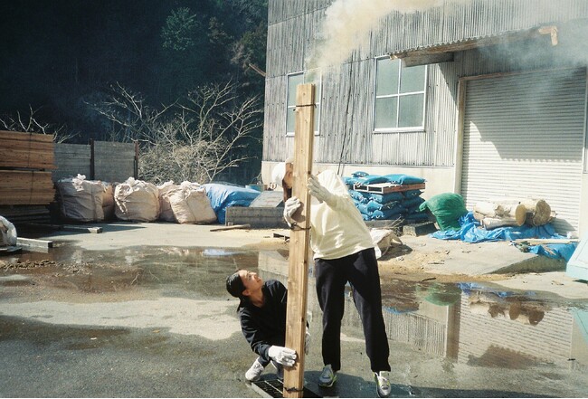 西粟倉村でしおまち企画のメンバー向けに実施しされた焼杉のワークショップの様子。焼杉は瀬戸田にあるSOIL Setoda内の施設「ひ、ふ、み」の外壁として使用しています。
