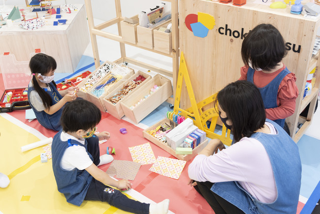 子ども達が自由にchokipetasu号から様々な紙や端材、道具を選べるようになっている。