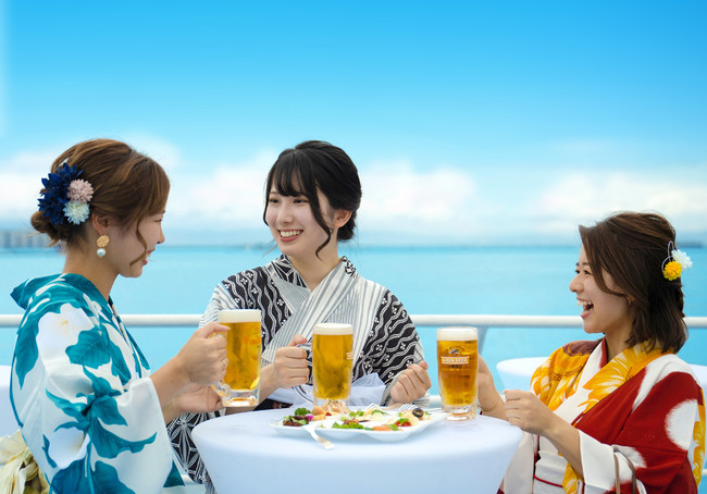 デッキでは海を眺めながら生ビールを楽しめます