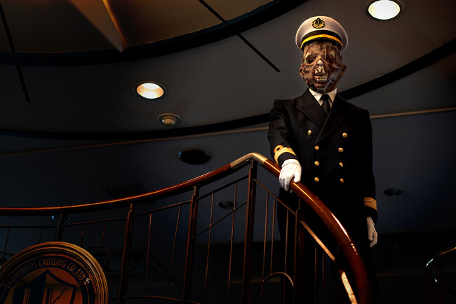 エントランスでお迎えする「ゾンビ船長」