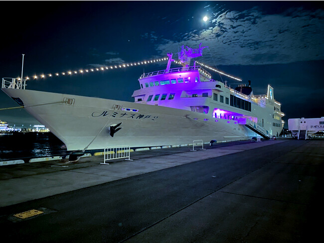 モンスタービアホールの開催期間中は、紫に染まるルミナス神戸2