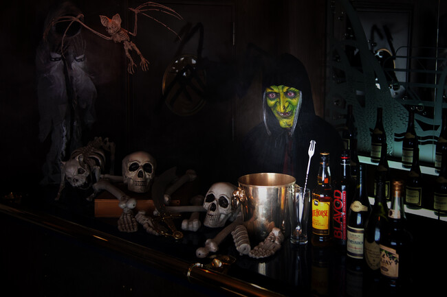 真っ黒な特製カクテルを作る「魔女バーテンダー」