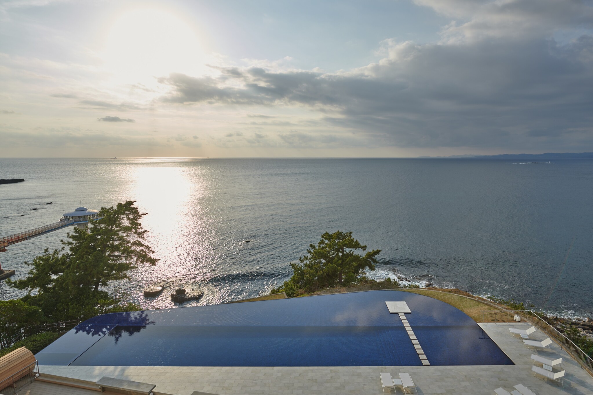 piscine-debordement-chaise-lognue-plage-piscine-bois-composite piscine à débordement