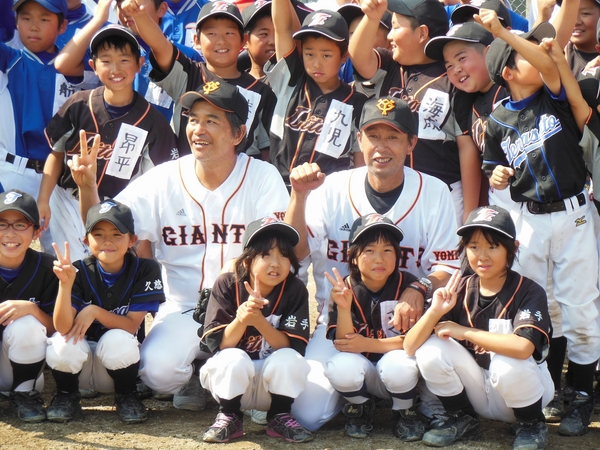 2013年8月に開催された宮古市野球教室で、篠塚氏と子どもたち