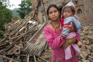2015年4月のネパール大地震で崩壊した校舎の前で呆然と立ち尽くす姉妹