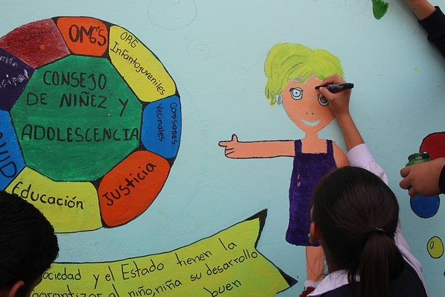 パラグアイの子どもたちは、子どもの権利を壁に描いて表現しました