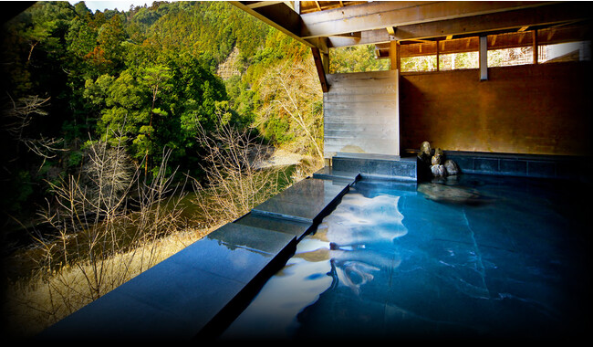 日本最後の清流「四万十川」の源流のひとつ、日野地川を眺望できる温泉