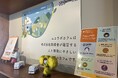 群成舎の「ecolab cafe」がゴールドリボンのバッジを⾝につけ⼩児がん啓発に協力