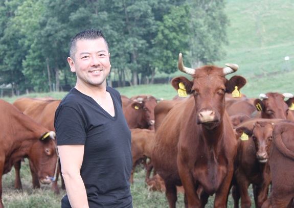 久慈市山形町で「いわて短角和牛」の放牧場を見学する堀江シェフ