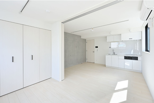 1LDK住戸は白を基調としたシンプルな内装。水回りをコンパクトにまとめ、整形で使いやすい居室スペースを実現。