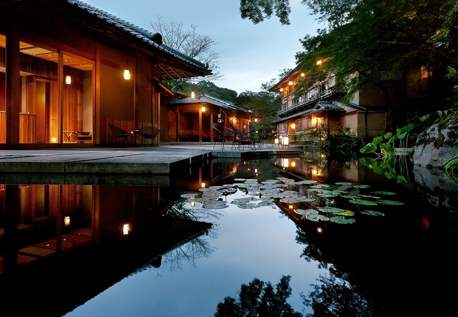 千年の都につくられた「水辺の私邸」。　星のや京都　外観