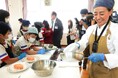 秋元さくらさん 平章小で授業「料理ってすごい!」