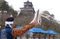 【福井県坂井市】火縄銃で祝砲　丸岡城恒例の「元朝吉祥」