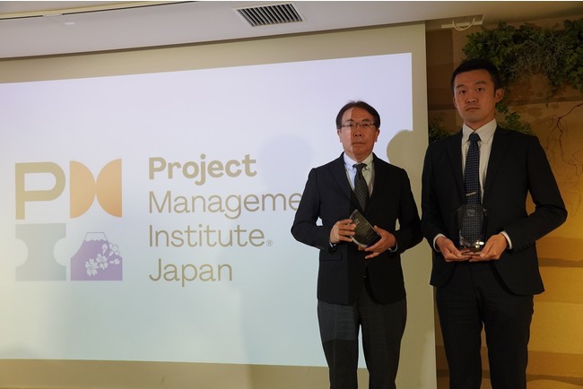 最優秀プロジェクト賞を受賞した株式会社NTTデータの及川晃樹様（左）、田代裕和様（右）