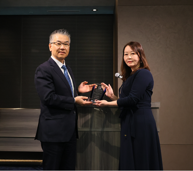 最優秀プロジェクト賞を受賞したファイザーR&D合同会社の三木　恵氏（右）