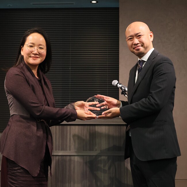 PMI Asia Pacific賞を受賞した株式会社トレードワルツ　プロダクト開発部長　野田坂剛氏（右）