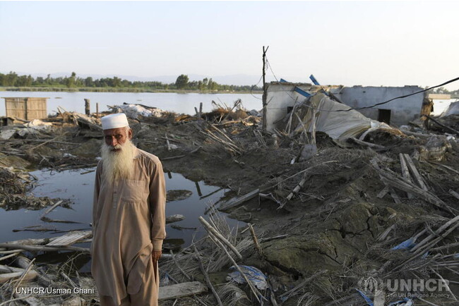 アフガニスタン難民のバハドウール (60歳) は、カイバル・パクテュンクワ州ノウシェラ地区でモンスーンの洪水によって避難した後、UNHCRのテントに避難している。