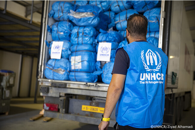 被災地に送る救援物資を手配するUNHCR職員　(C) UNHCR／Ziyad Alhamadi