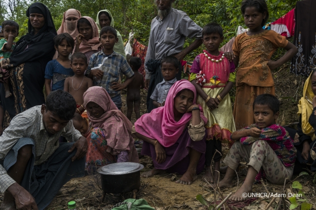 バングラデシュにたどり着いたロヒンギャ難民の家族。 シェルターもなく、過密した場所で休むしかない。