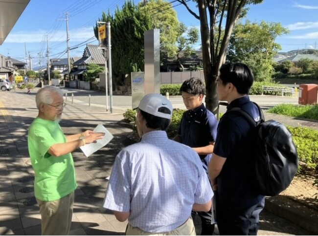 道案内中の当社大畠社員と秋定社員