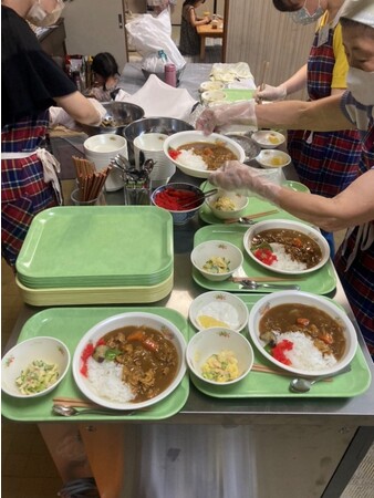 カレー提供のお手伝いの様子