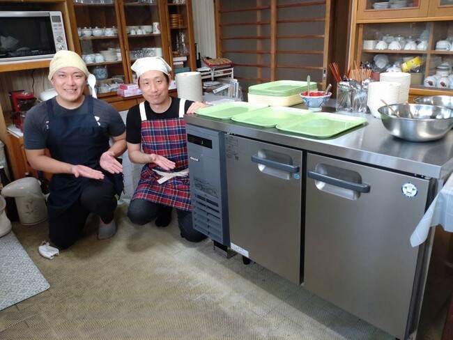 左）当社遠山社員 右）なかえこども食堂comodo 二宮友和様