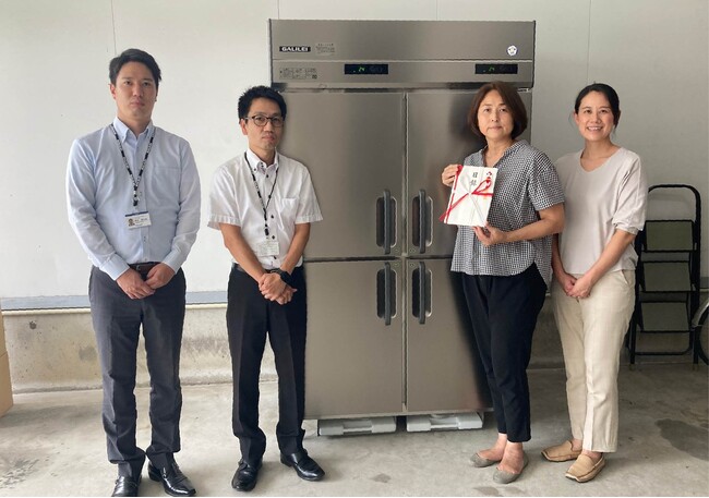 向かって右からNPO法人 子育てネットくすくす理事長 （共同代表）の草薙めぐみ様、共同代表・事務局長の間島 いずみ様、当社四国支店長の寺田信明、高松営業所の 橋本健太郎