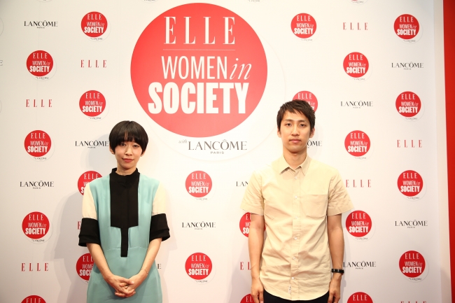 左から西加奈子さん、朝井リョウさんフォトセッション時の様子　(C) Tsukasa NAKAGAWA