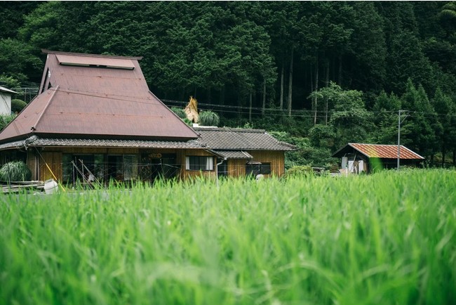 トタン被せの茅葺き民家が多く残る和歌山県伊都郡かつらぎ町志賀地区