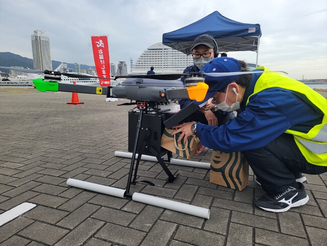 商品をドローンにセッティング